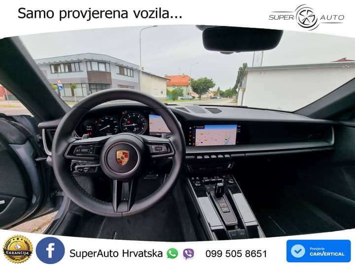 Slika prikazuje unutrašnjost vozila (volan i kokpit).