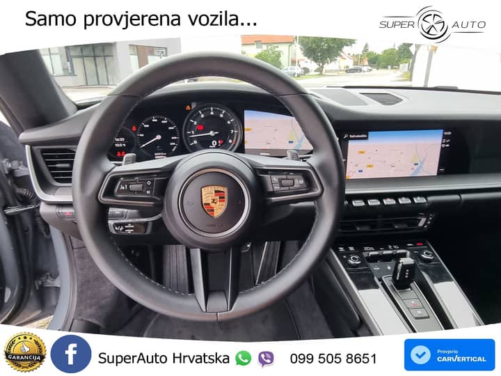 Slika prikazuje unutrašnjost vozila (volan i instrument ploča).