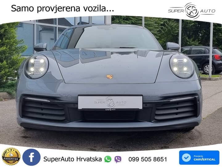 Slika prikazuje vanjštinu vozila, prednji pogled.