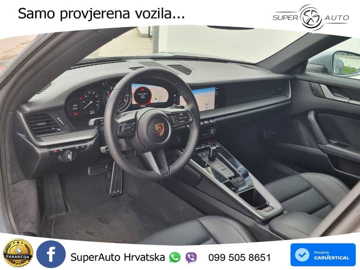 Slika prikazuje unutrašnjost vozila (volan, instrument ploča i sjedala).