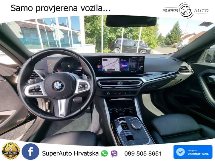 Slika prikazuje unutrašnjost vozila – kokpit i volan.