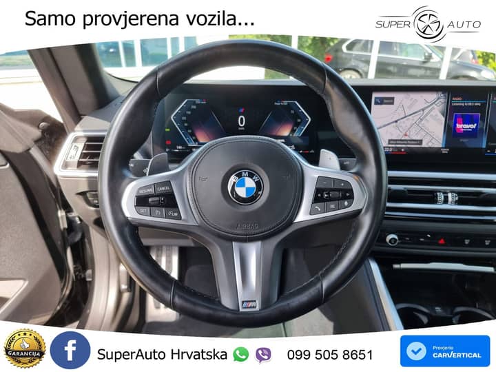 Slika prikazuje unutrašnjost vozila (volan i instrument ploče).