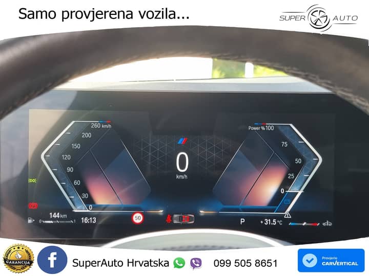Slika prikazuje unutrašnjost vozila (instrument ploča).