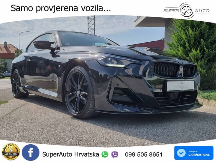 Slika prikazuje vanjski dio vozila (eksterijer) s karoserijom i kotačima.