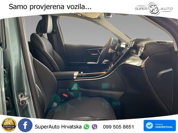 Slika prikazuje unutrašnjost vozila (volan i sjedala).