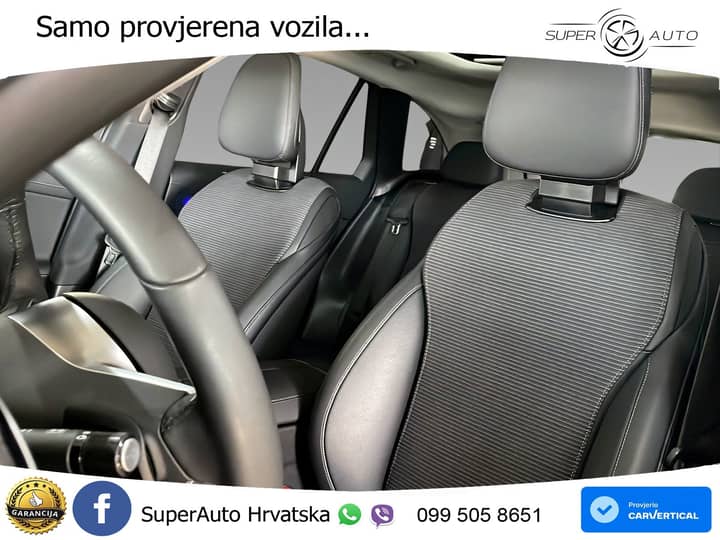 Slika prikazuje unutrašnjost vozila, fokus na prednjim sjedalima.