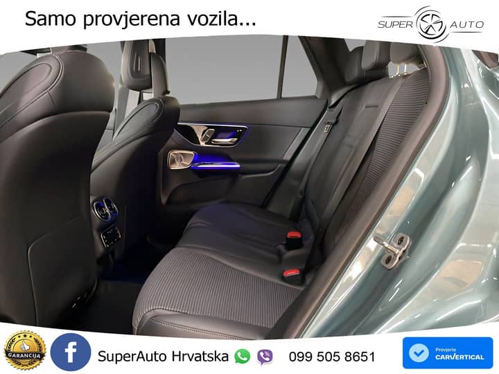 Slika prikazuje unutrašnjost vozila (sjedala i volan).