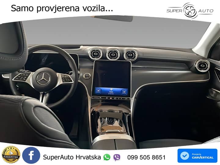 Slika prikazuje unutrašnjost vozila (interijer, volan).