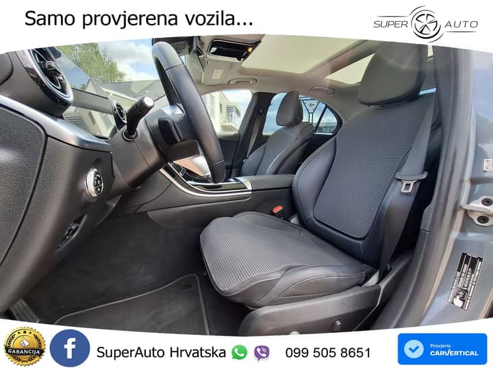 Slika prikazuje unutrašnjost vozila, uključujući sjedala i volan.