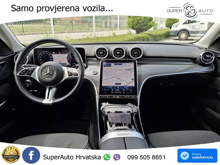 Slika prikazuje unutrašnjost vozila (volan i ploča).