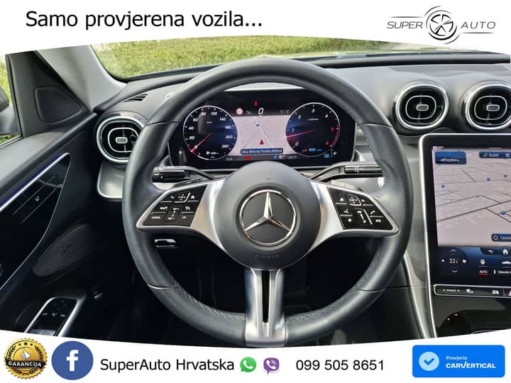 Slika prikazuje unutrašnjost vozila (volan, ambijentalna ploča).