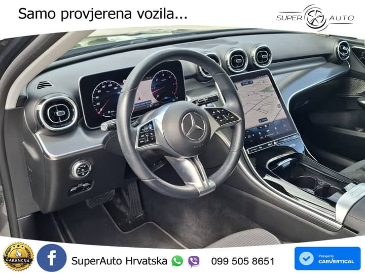 Slika prikazuje unutrašnjost vozila (volan i instrument ploča).