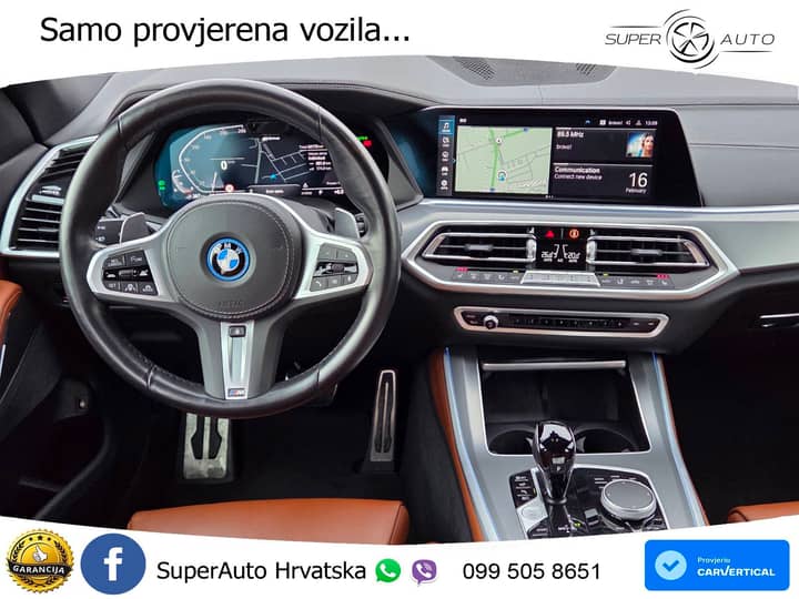 Slika prikazuje unutrašnjost vozila: kokpit i volan.