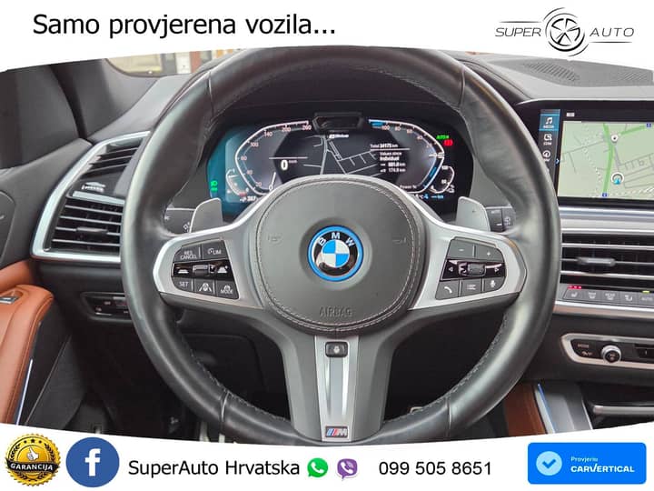 Slika prikazuje unutrašnjost vozila (volan i instrument ploča).