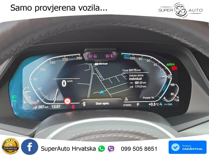 Slika prikazuje unutrašnjost vozila, instrument ploča.