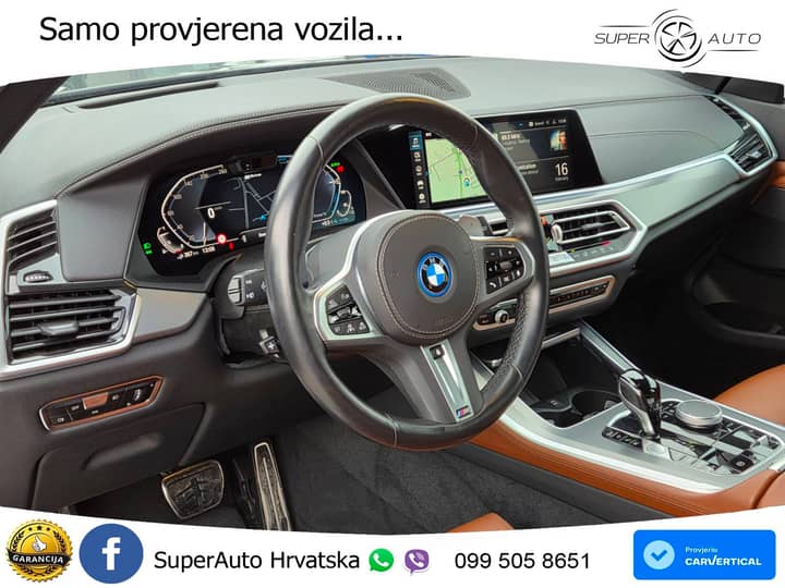 Slika prikazuje unutrašnjost vozila (volan i instrument ploča).