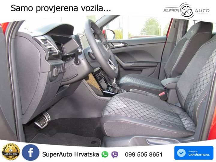 Slika prikazuje unutrašnjost vozila (volan i sjedala).