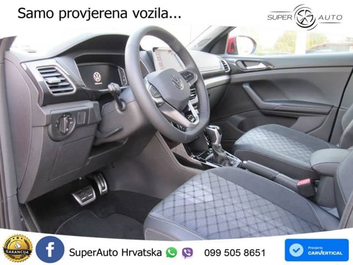 Slika prikazuje unutrašnjost vozila: volan i prednja sjedala.