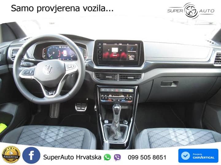 Slika prikazuje unutrašnjost vozila (volan i instrument ploča).