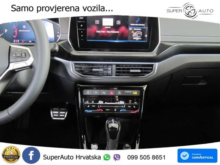 Slika prikazuje unutrašnjost vozila (volan i instrument ploča).
