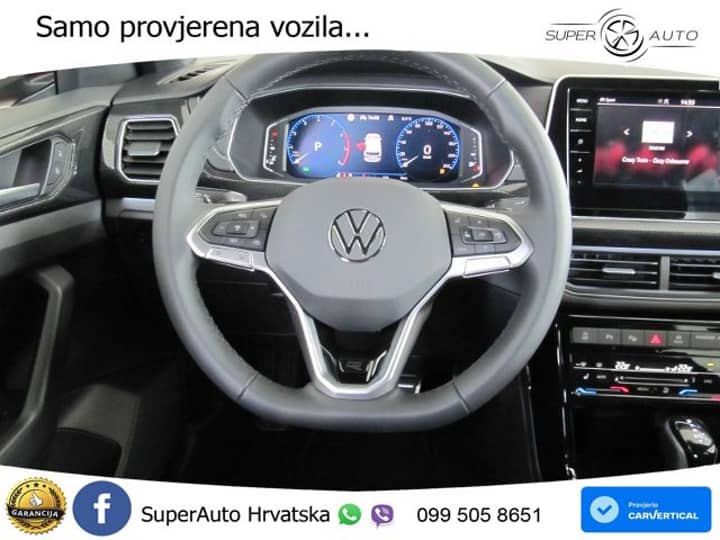 Slika prikazuje unutrašnjost vozila – volan i instrument ploče.
