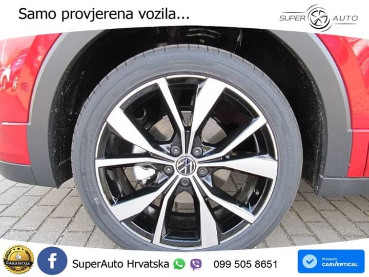 Slika prikazuje vanjski dio vozila (kotač i felga).