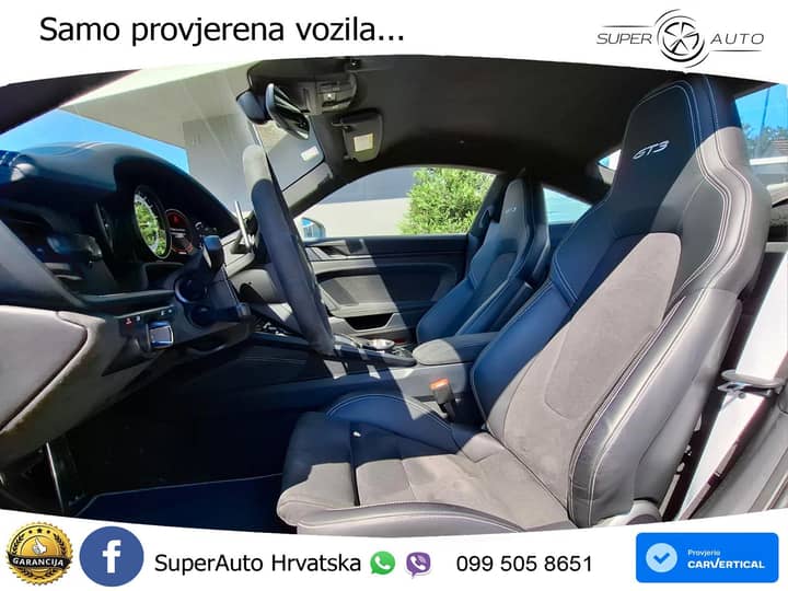 Slika prikazuje unutrašnjost vozila (volan i sjedala).