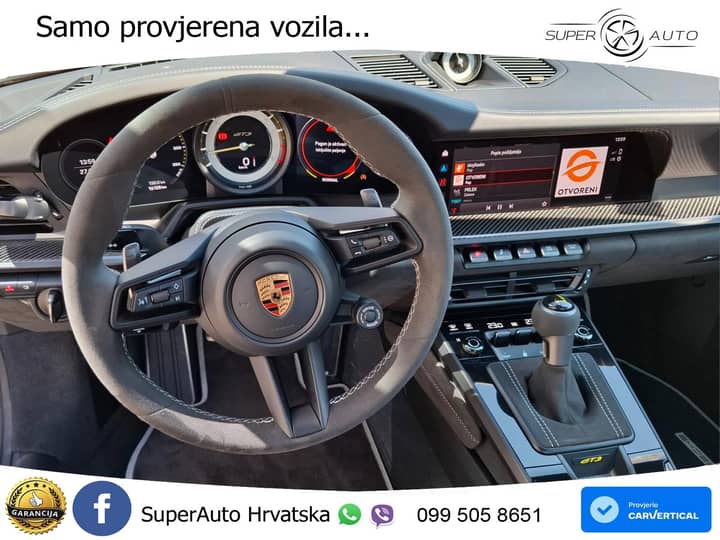 Slika prikazuje unutrašnjost vozila (volan i instrument ploča).