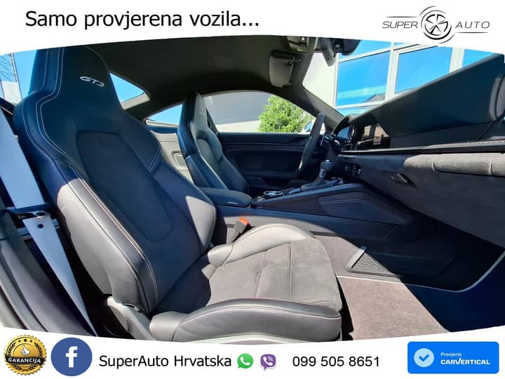 Slika prikazuje unutrašnjost vozila (sjedala i volan).