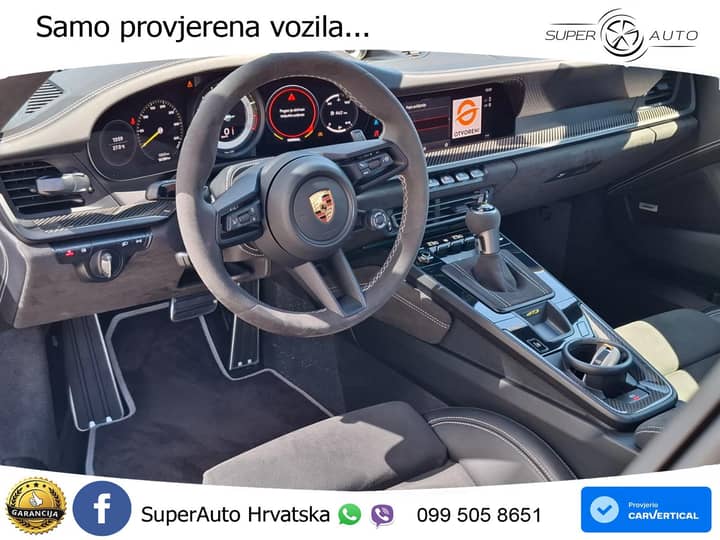 Slika prikazuje unutrašnjost vozila (volan i sjedala).