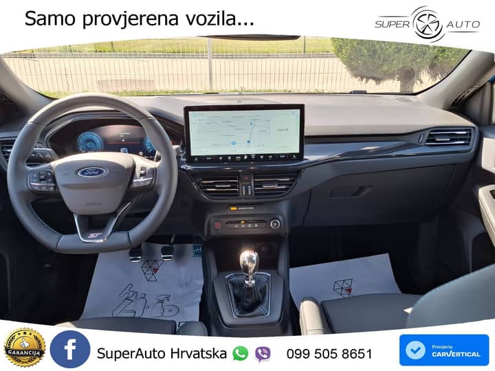 Slika prikazuje unutrašnjost vozila (volan i instrument ploča).