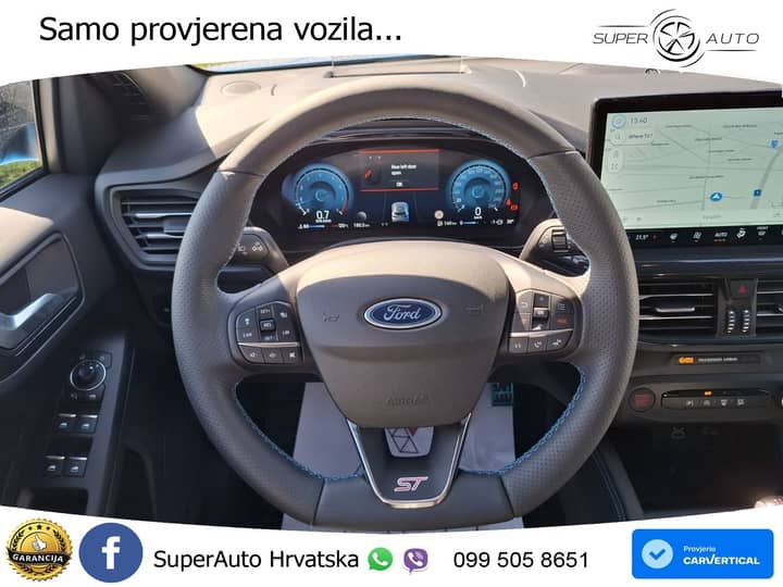 Slika prikazuje unutrašnjost vozila (volan i instrument ploča).
