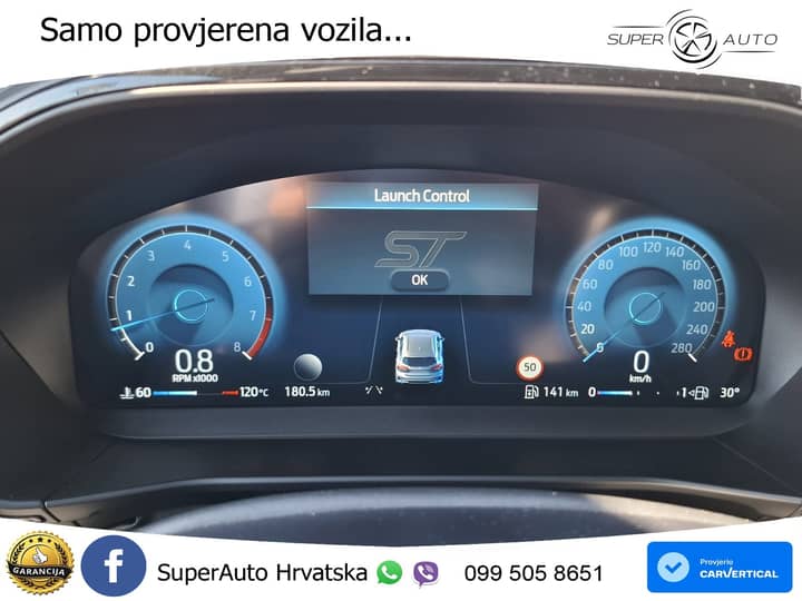 Slika prikazuje interijer vozila – instrument ploča.