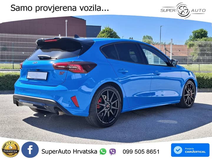 Slika prikazuje vanjsku karoseriju i kotače vozila.