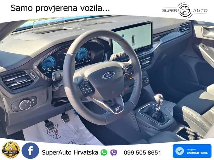 Slika prikazuje unutrašnjost vozila: volan, instrument ploča i kokpit.