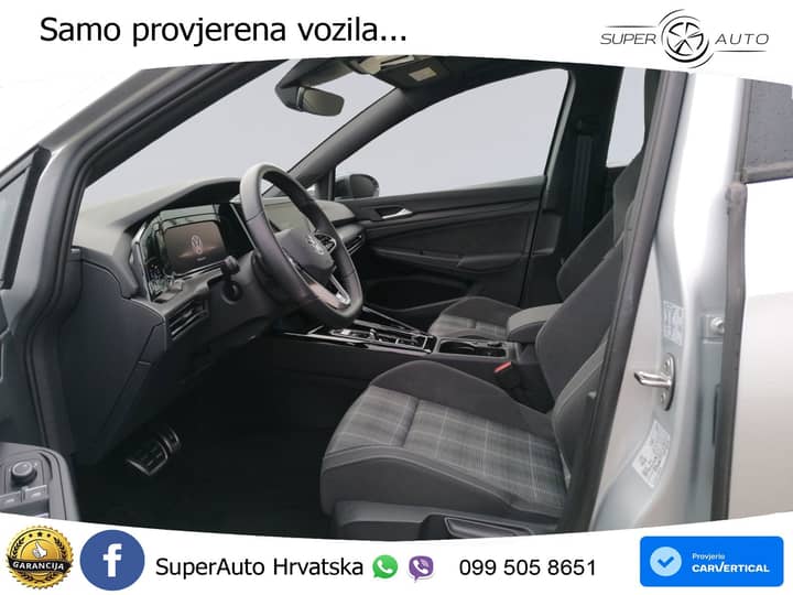 Slika prikazuje unutrašnjost vozila (volan i sjedala).