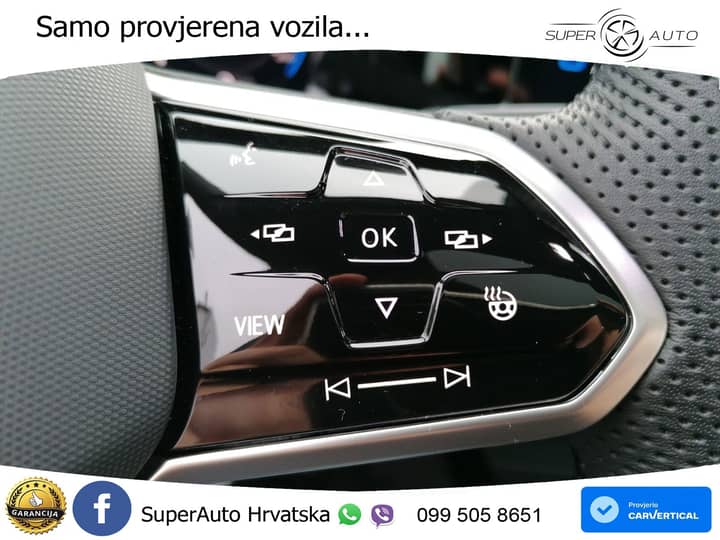 Slika prikazuje unutrašnjost vozila, kontrole na volanu.