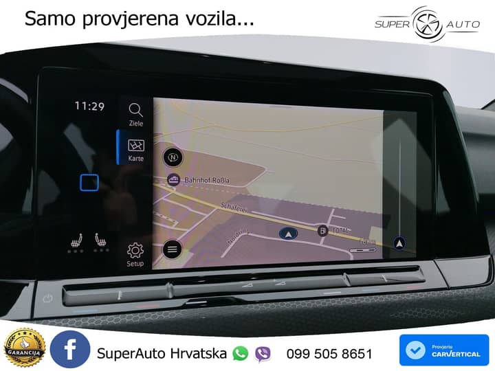 Slika prikazuje unutrašnjost vozila, fokus na zaslon navigacije.