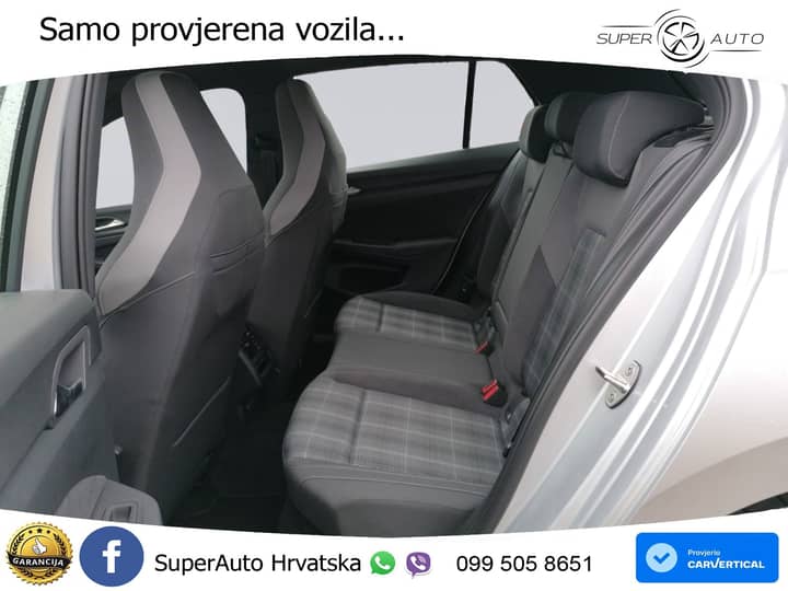 Slika prikazuje unutrašnjost vozila, stražnje i prednje sjedalice.