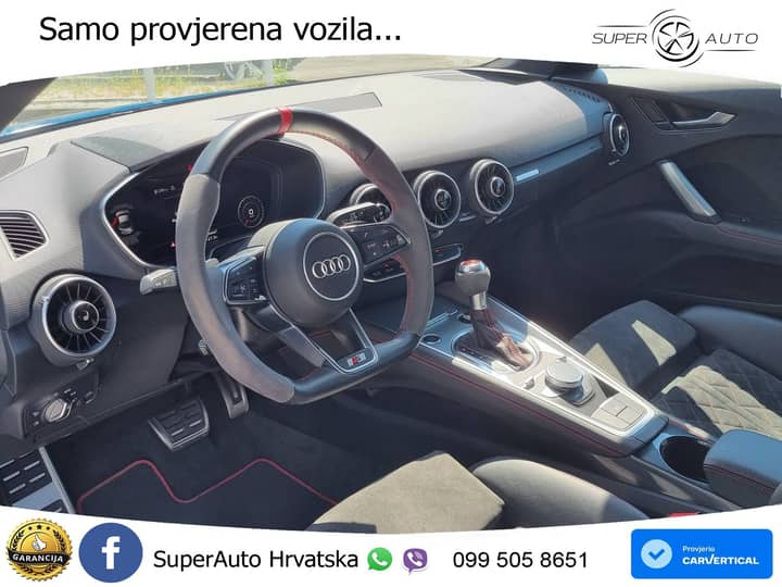 Slika prikazuje unutrašnjost vozila (volan i instrument ploča).