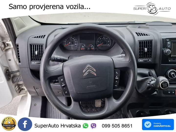Slika prikazuje interijer vozila, volan i instrument ploču.