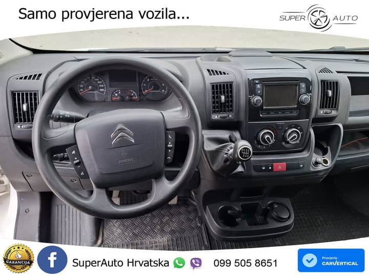 Slika prikazuje unutrašnjost vozila (volan i instrument ploča).