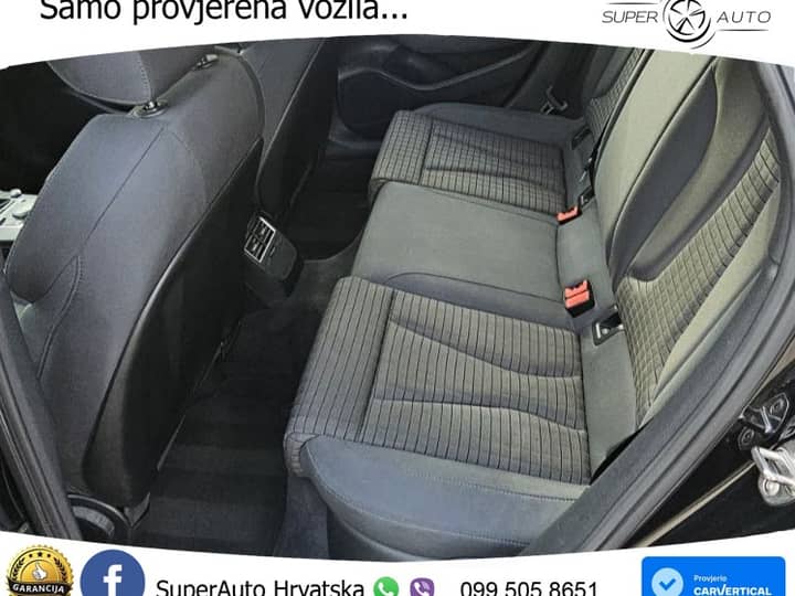 Slika prikazuje unutrašnjost vozila – stražnja klupa i presvlake.