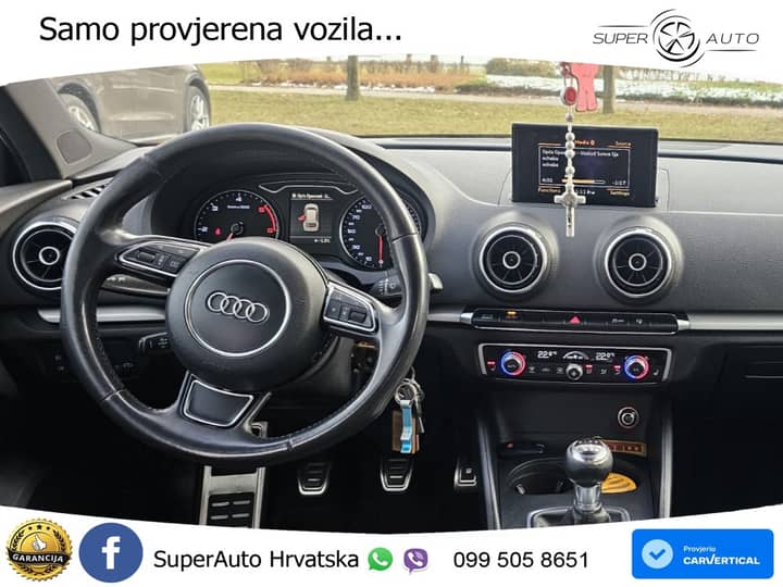 Slika prikazuje unutrašnjost vozila (volan i instrument ploča).