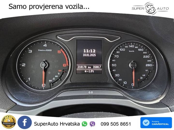 Slika prikazuje unutrašnjost vozila (instrument ploča).