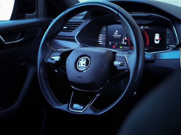Slika prikazuje unutrašnjost vozila (volan i instrument ploča).