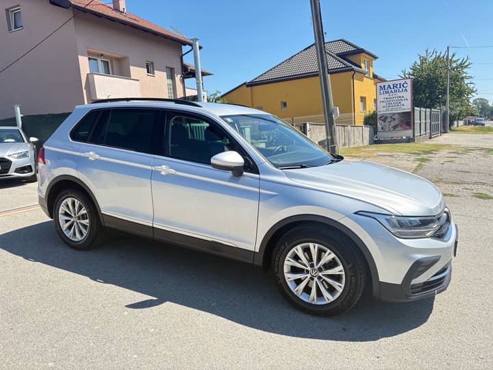 Slika prikazuje vanjski dio vozila (eksterijer).