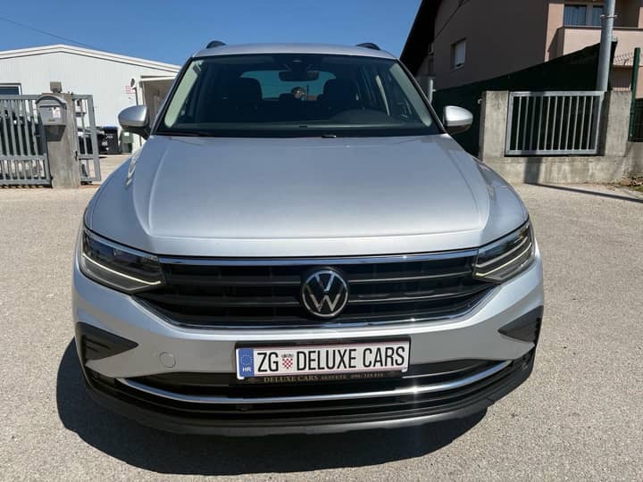 Slika prikazuje vanjski dio vozila s naglaskom na karoseriju.