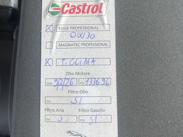 Slika prikazuje vanjski dio vozila s naljepnicom za ulje.