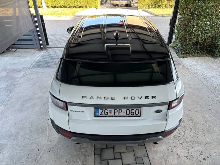 Slika prikazuje vanjski izgled vozila, stražnji dio.